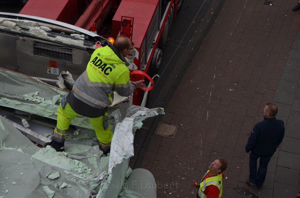 LKW blieb an Bruecke haengen Koeln Deutz Opladenerstr P161.JPG - Miklos Laubert